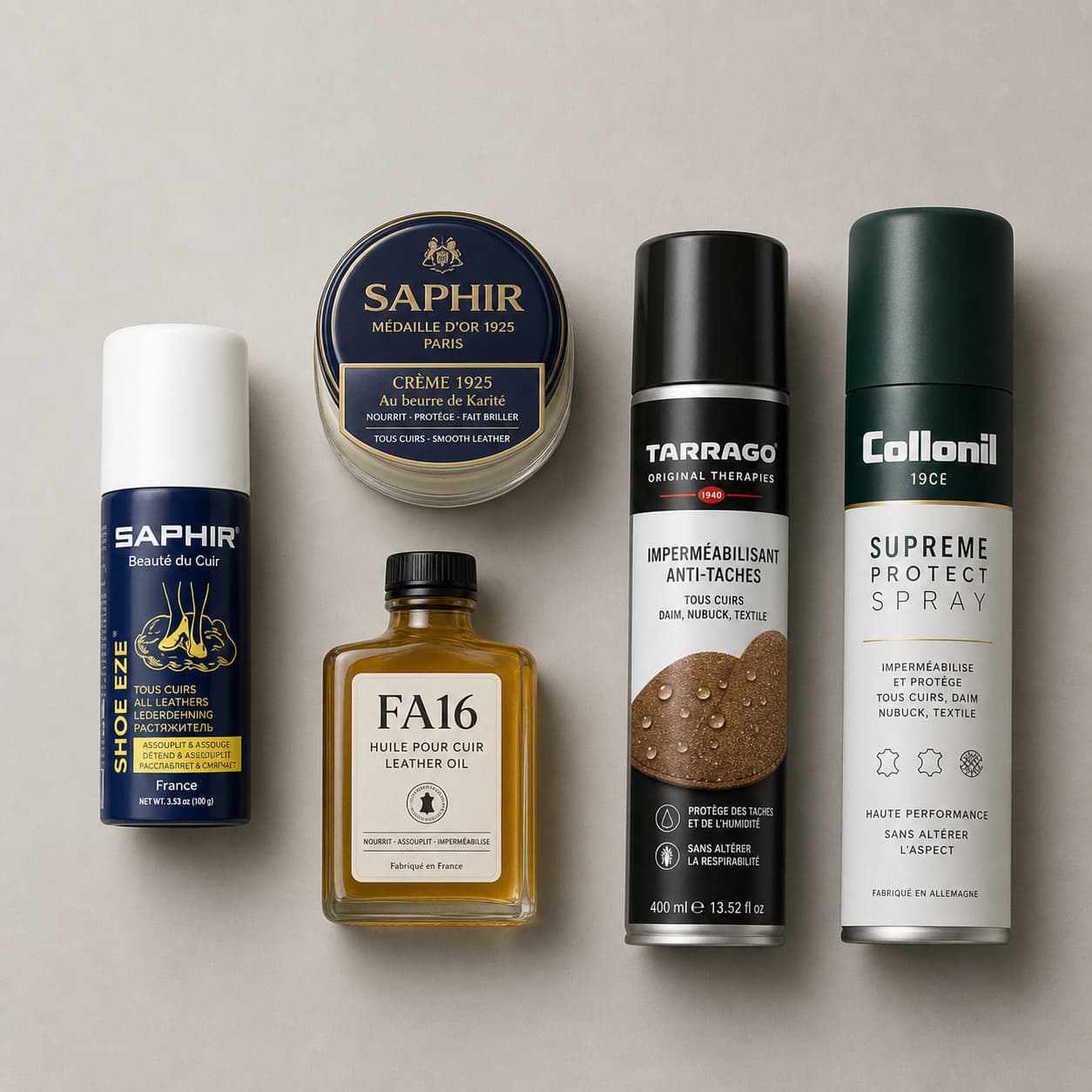 Cinq produits d'assouplissant pour chaussures disposés à plat sur fond neutre, incluant sprays, pot de crème et flacon d'huile, avec étiquettes en français lisibles et éclairage doux.