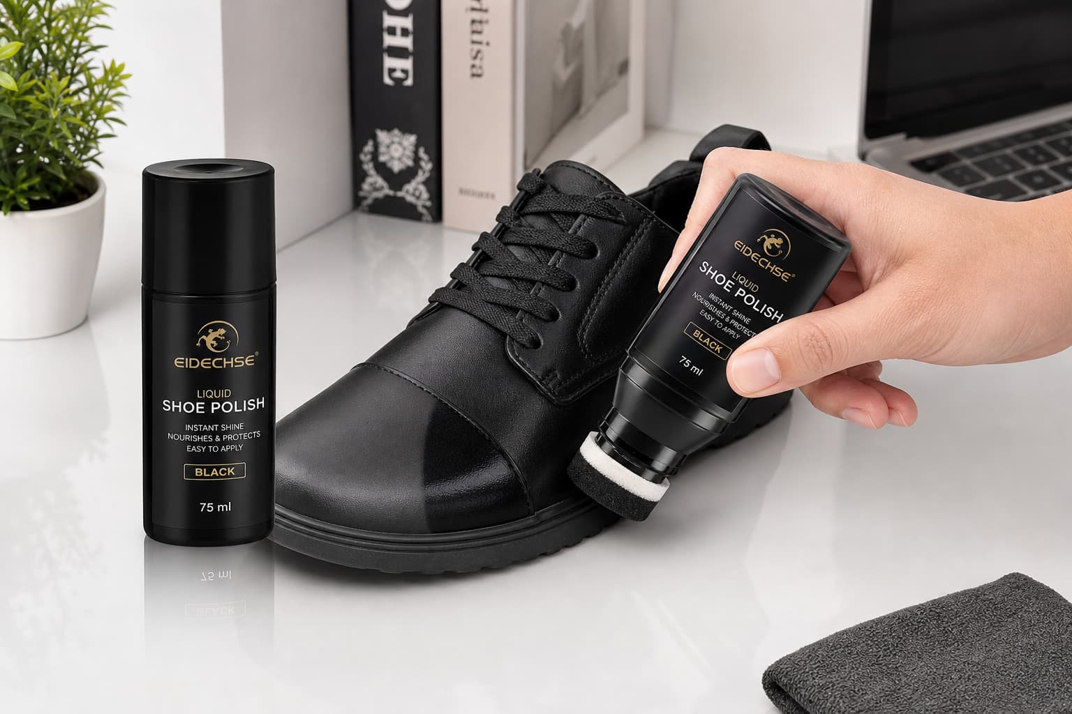 Bouteille de cirage liquide à applicateur éponge utilisée sur une chaussure en cuir synthétique, posée sur un bureau au design moderne épuré et lumineux.