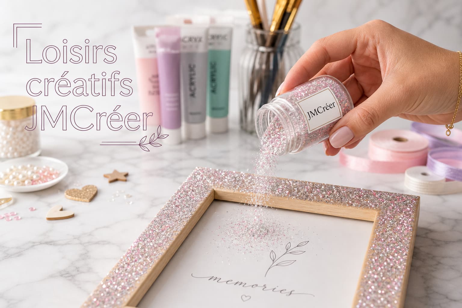 Une main saupoudre des paillettes argentées et pastel rose depuis un petit pot transparent étiqueté