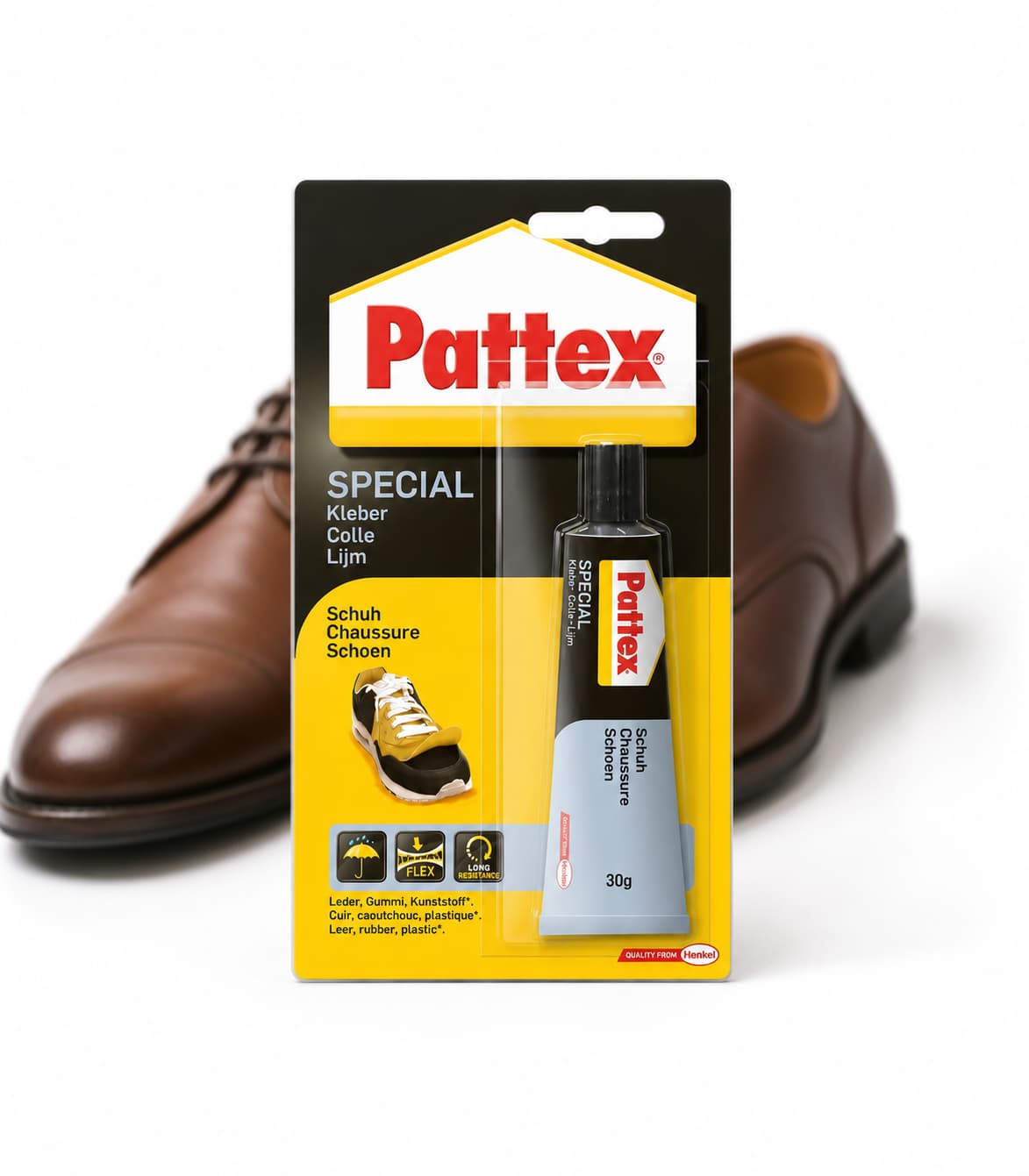 Tube de colle Pattex Spécial Chaussures sur fond blanc, avec une paire de chaussures en cuir floutée en arrière-plan.